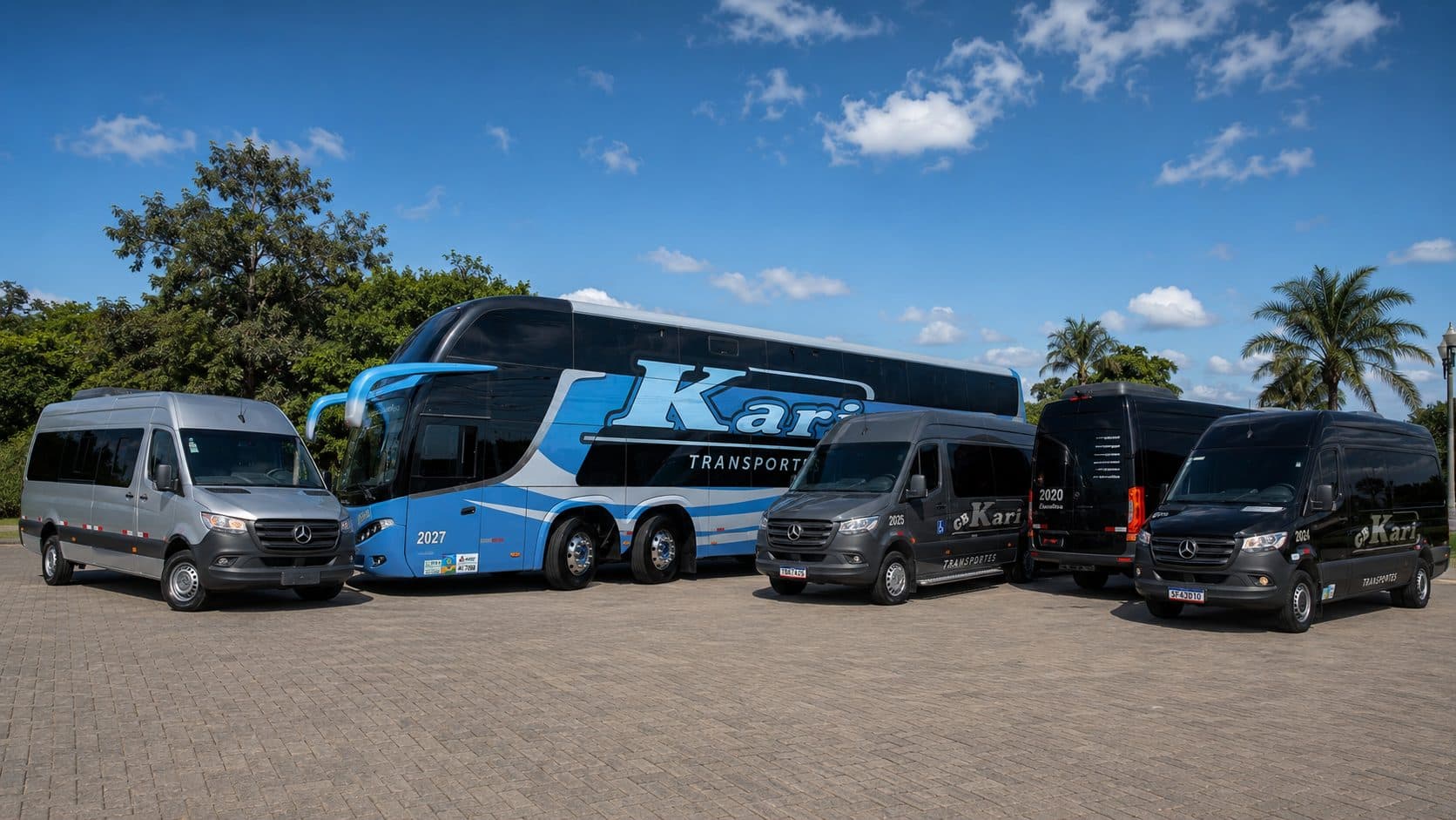 Frota Kari Transportes: ônibus double deck e vans Mercedes-Benz Sprinter